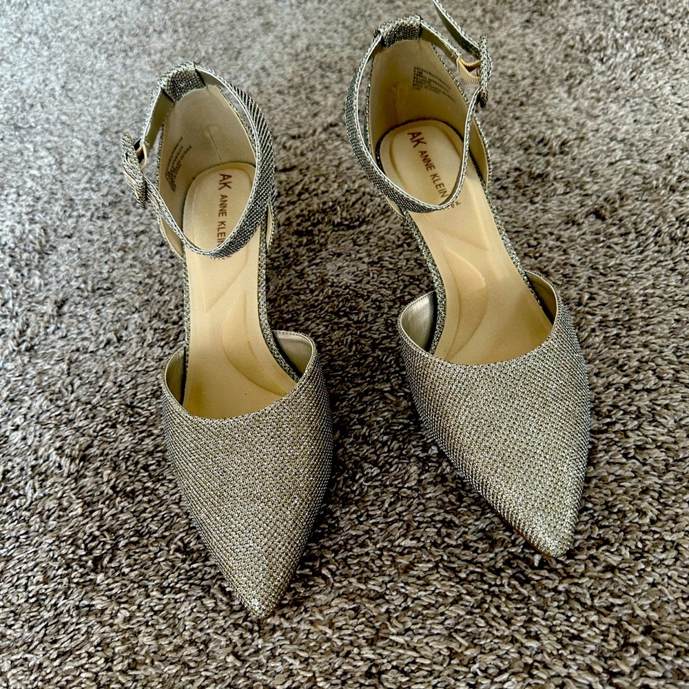 AK Anne Klein platinum/silver  dress pumps women’s size 91/2. New in box .